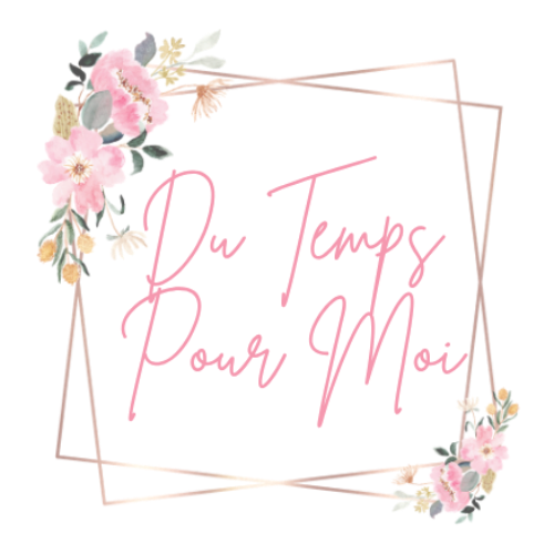 Logo floral de l’association Du Temps pour Moi, dans des tons rose poudré et vert sauge.